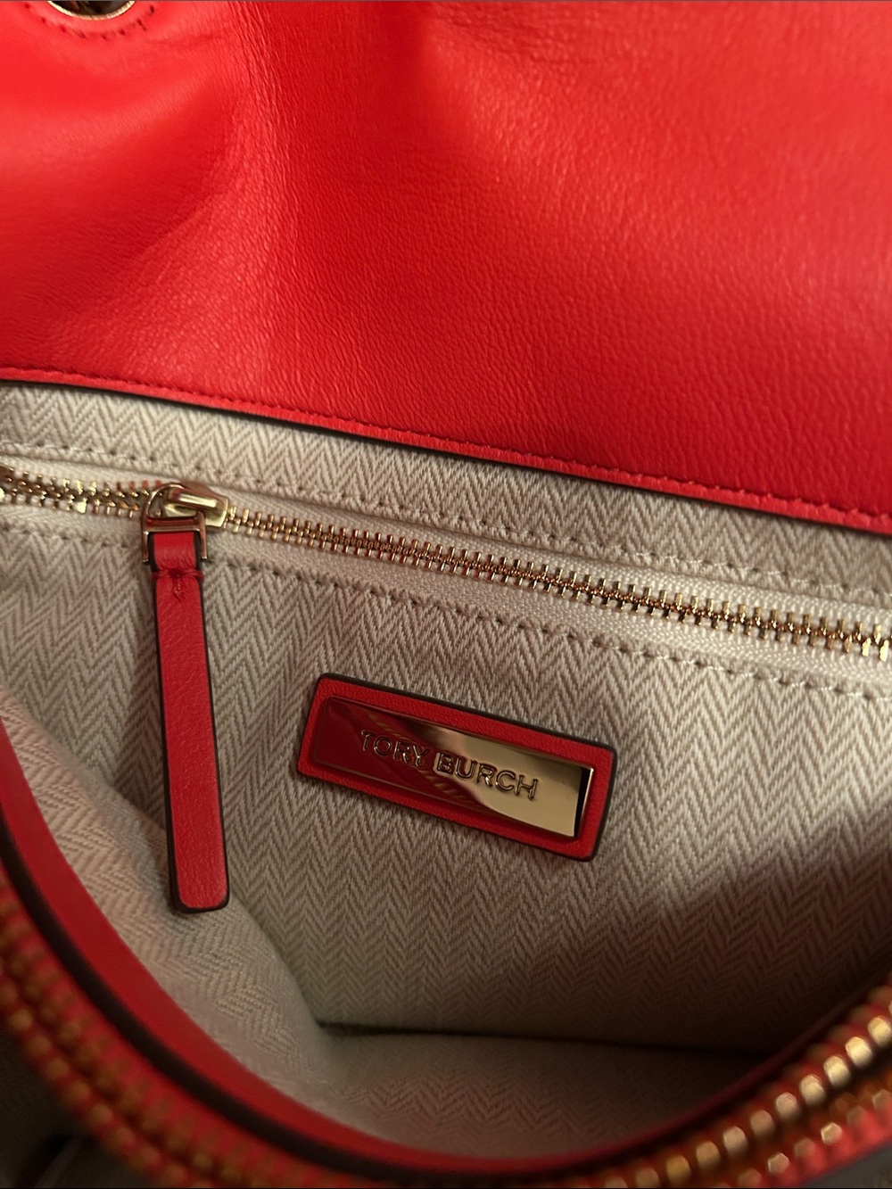 Tory Burch Quilted Leather Shoulder Bag in coral red/orange with Gold Logo - Picture 4 of 5